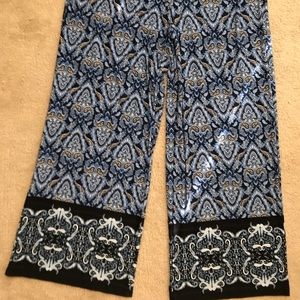 Maxi pants in blue, and white with yellow accents